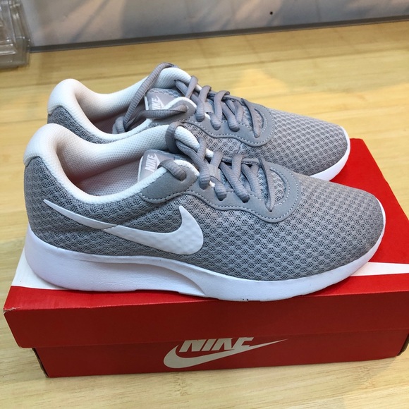 Nike Tanjun wmns Sizes 5.5-7.5 - Picture 2 of 4